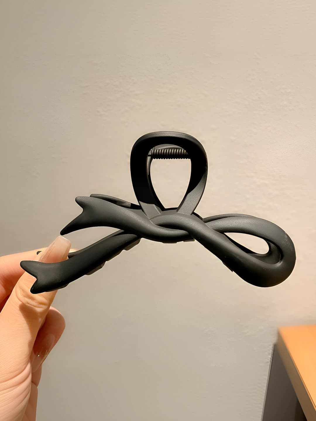 5# matte black bow clip