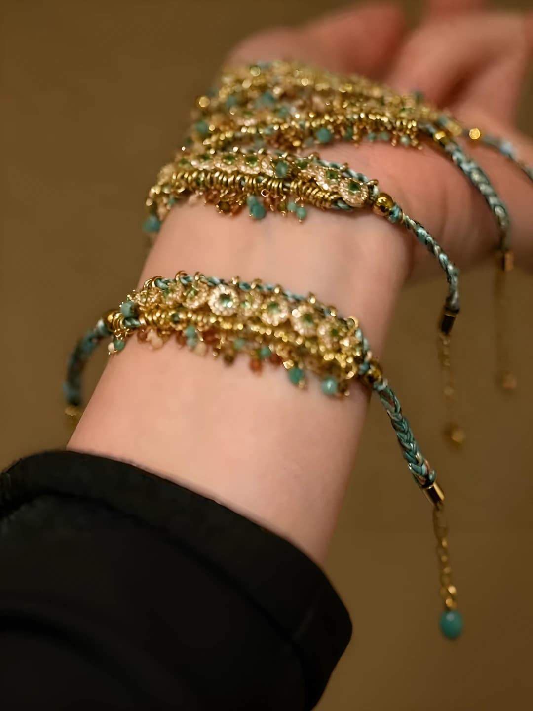 Women's hand-woven blue and gold beaded bracelet, bohemian retro style, ethnic design element