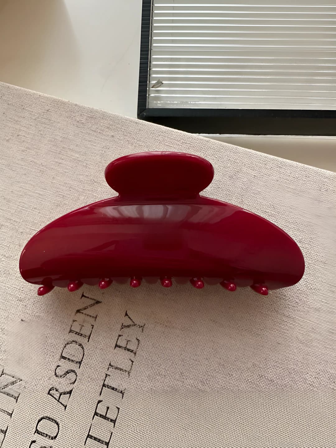 Oval gold logo claw clip - Red
