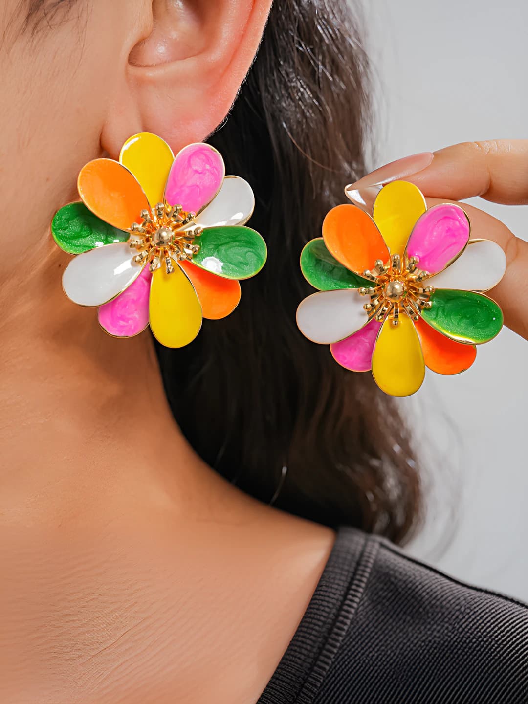 Women's flower-shaped earrings with resin drop and steel post