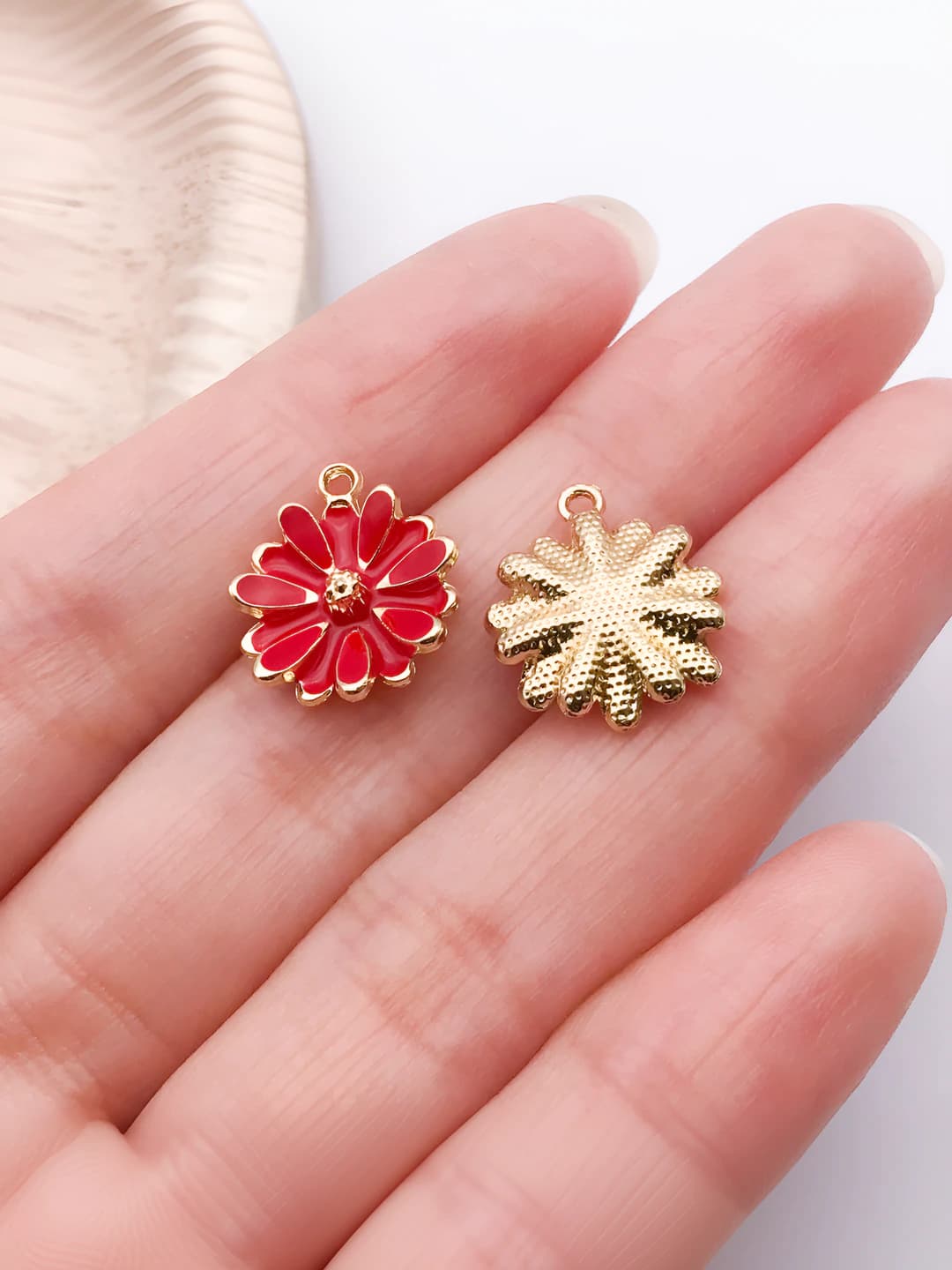 1 pc Red epoxy daisy 15x13mm-0.9g