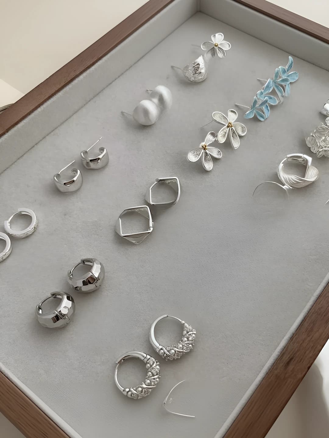 Ayollar uchun metall geometrik dizayn elementi earringlar, premium uslub, zamonaviy va ishga mos