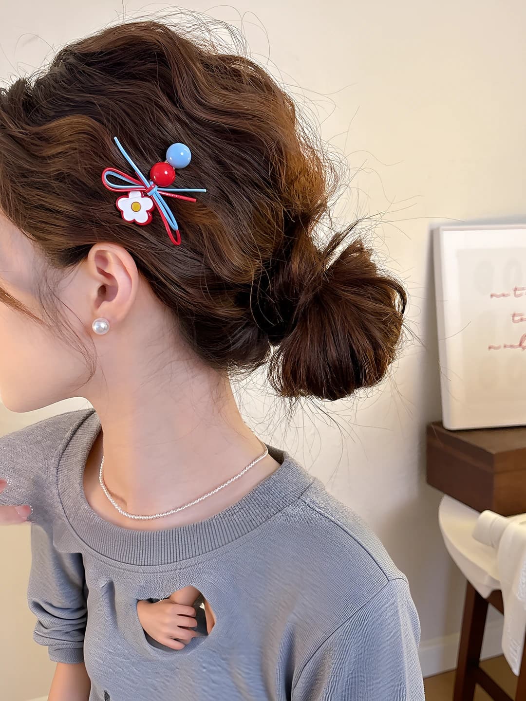 Red-blue floral side clip, 5.5 cm