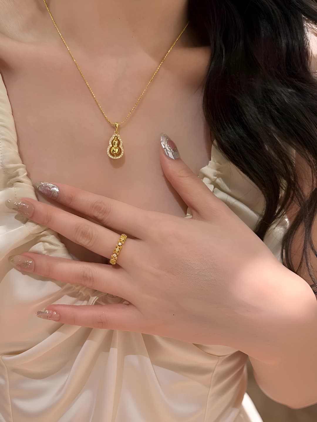 141 Spinning gourd necklace - Gold