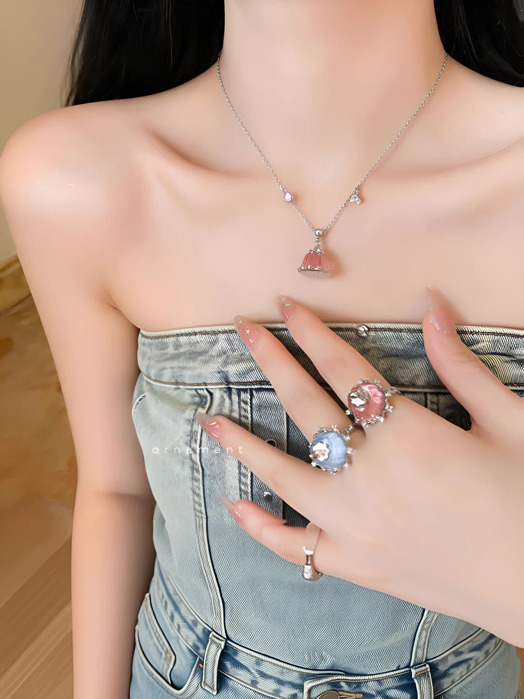 Women's resin pendant necklace with zircon, short chain, geometric design element, light luxury style