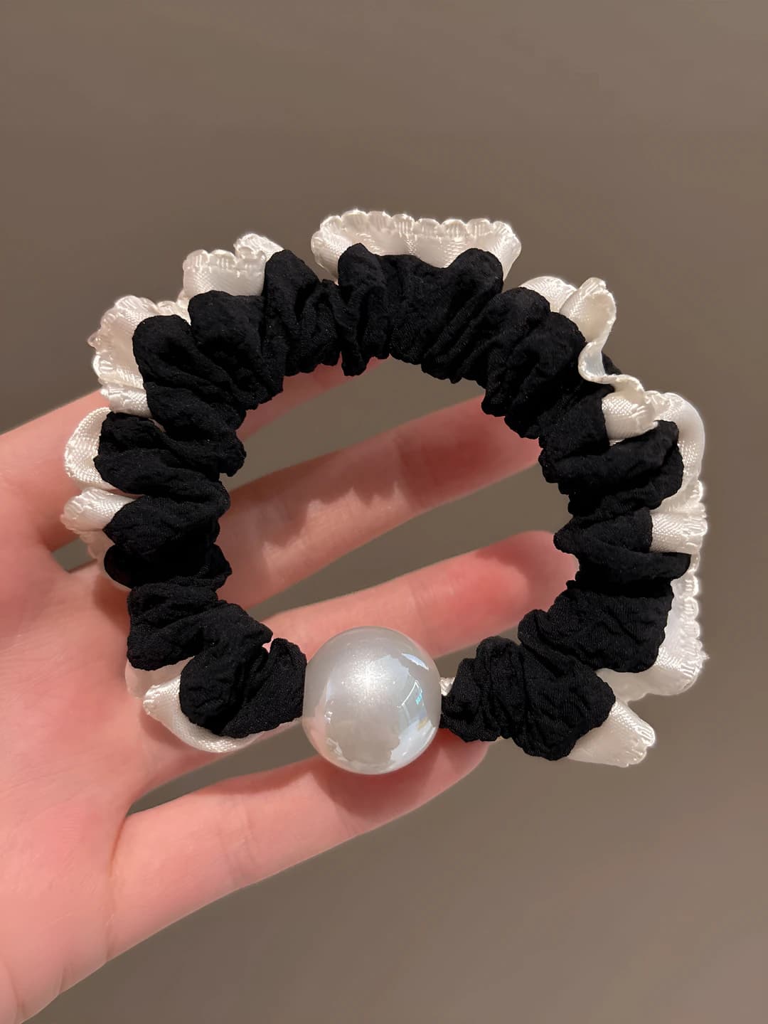 Qora krep quloqli soch to'ri ~8 sm