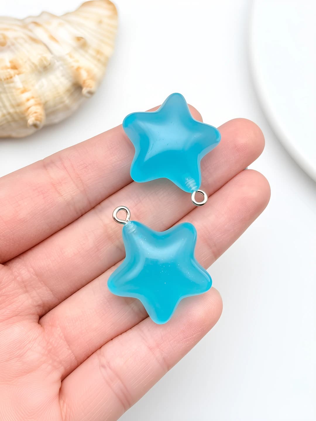 1 pc Blue resin glow-in-the-dark star 27x23x13mm-3.5g