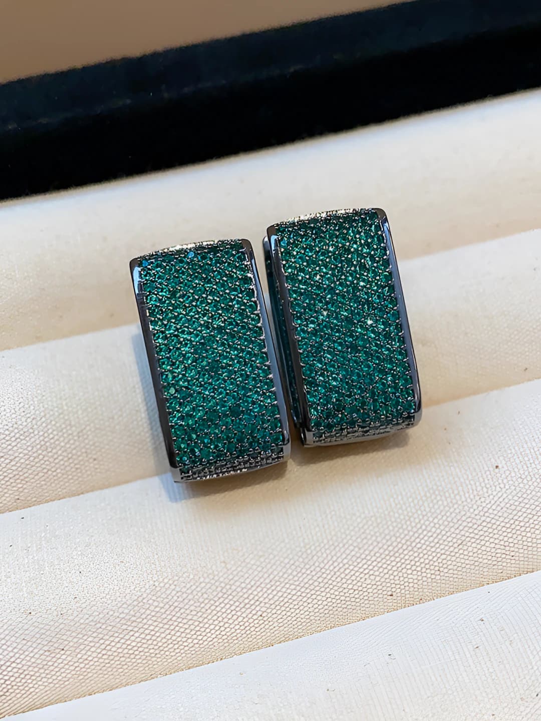 31 Silver post - Black - Green