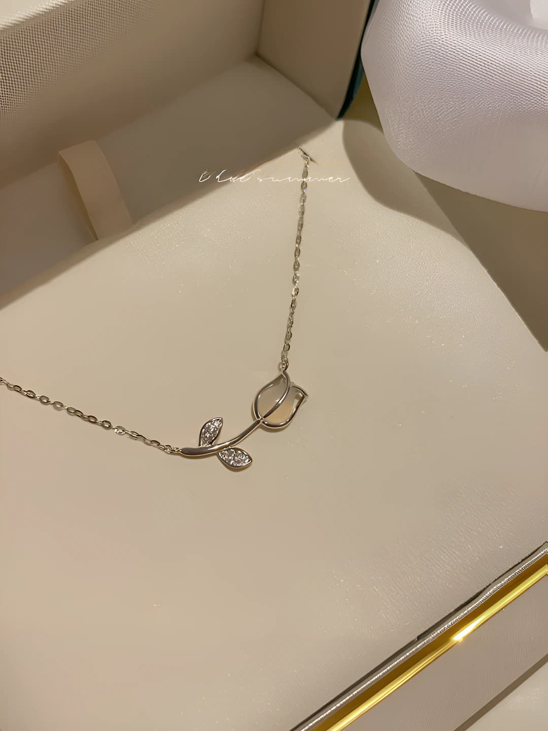 Серебристый, тюльпаны