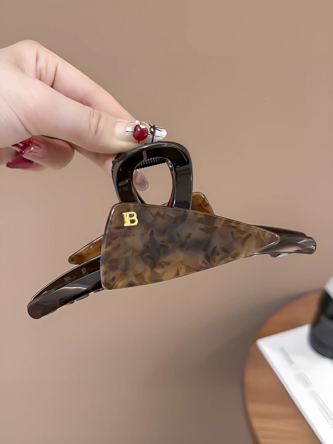 Amber triangular cross clip ~13 cm