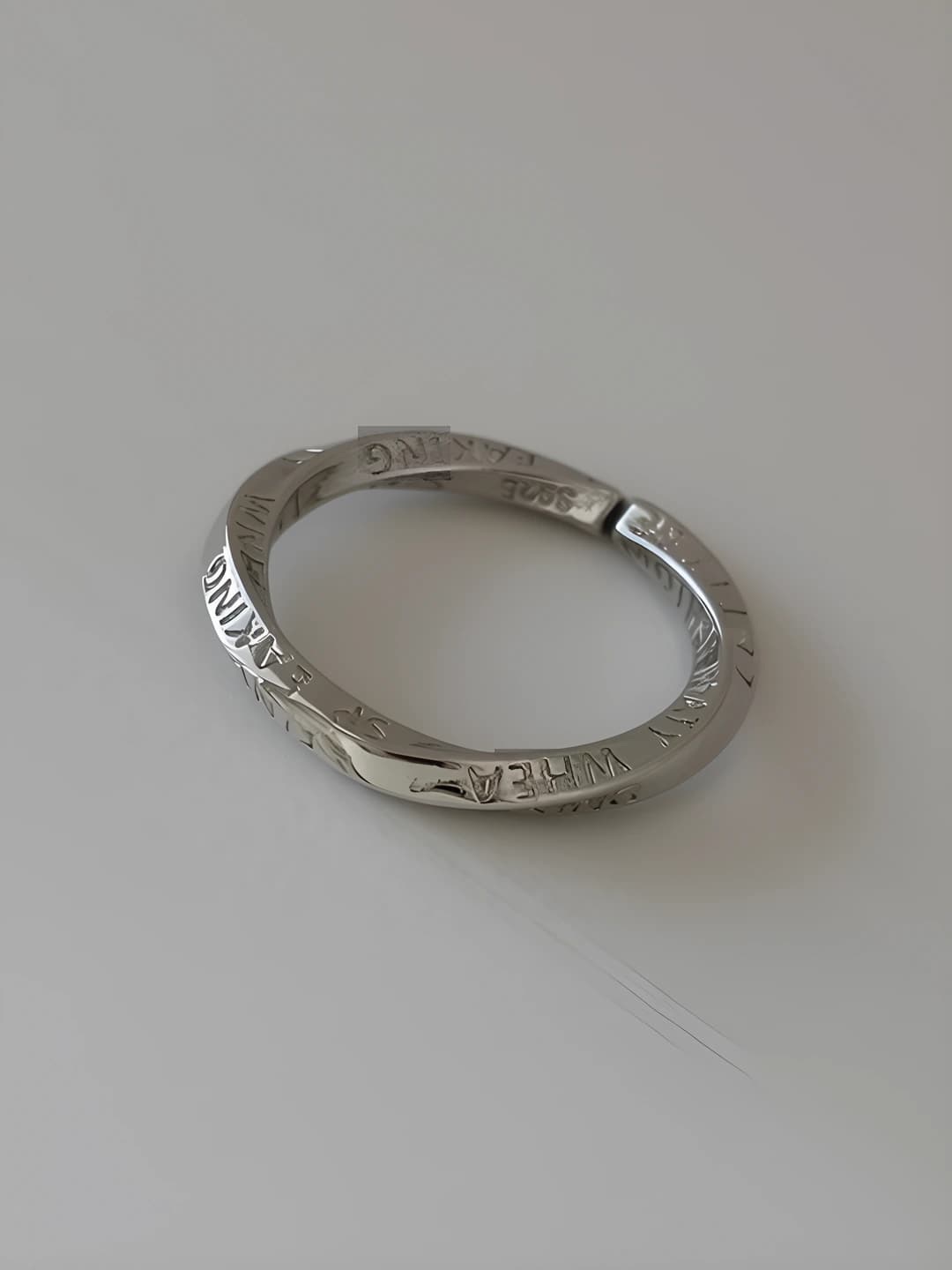 Twisted English ring