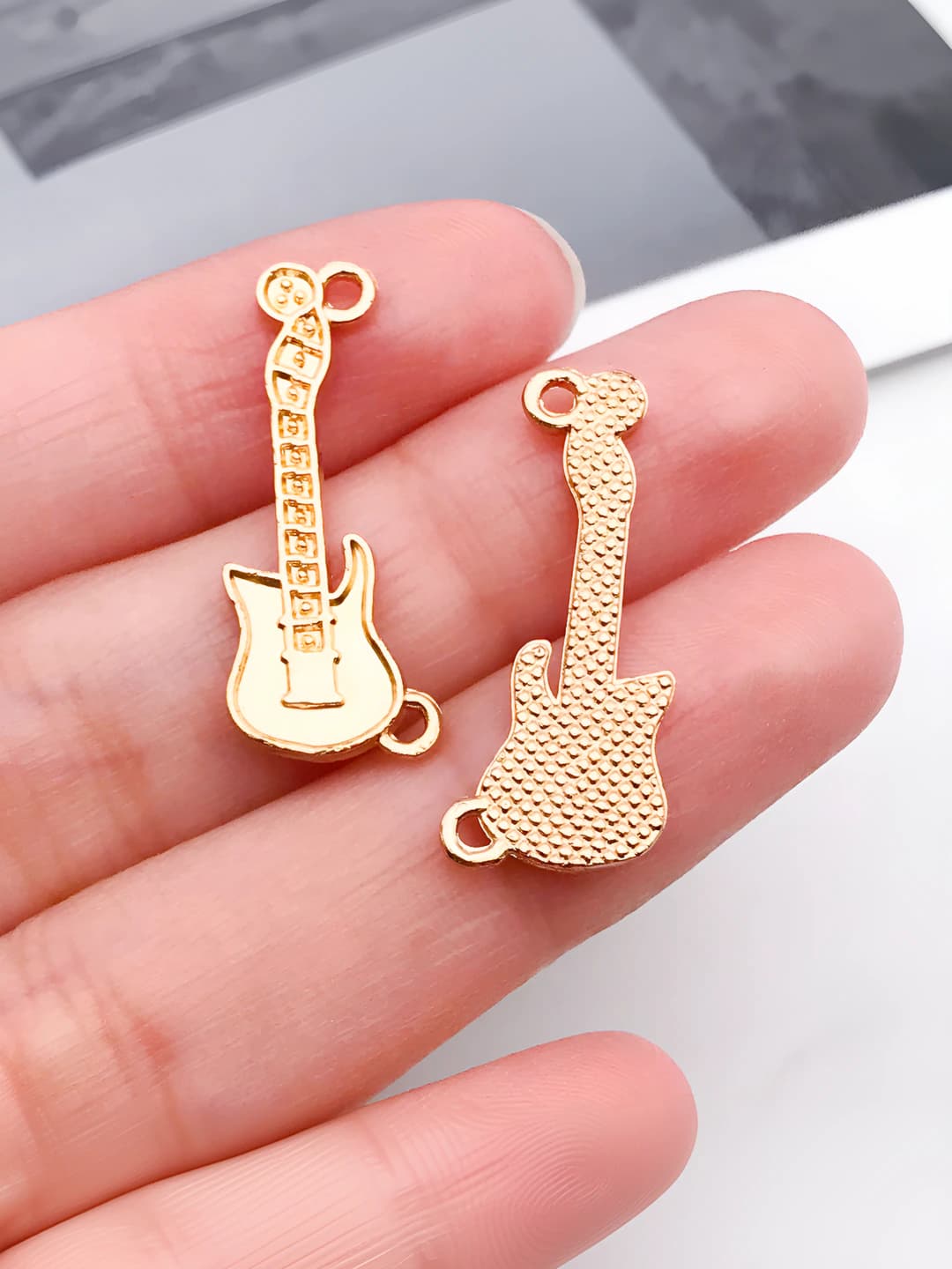 1 dona musiqa asbobi gitara 26x11mm-1.1g