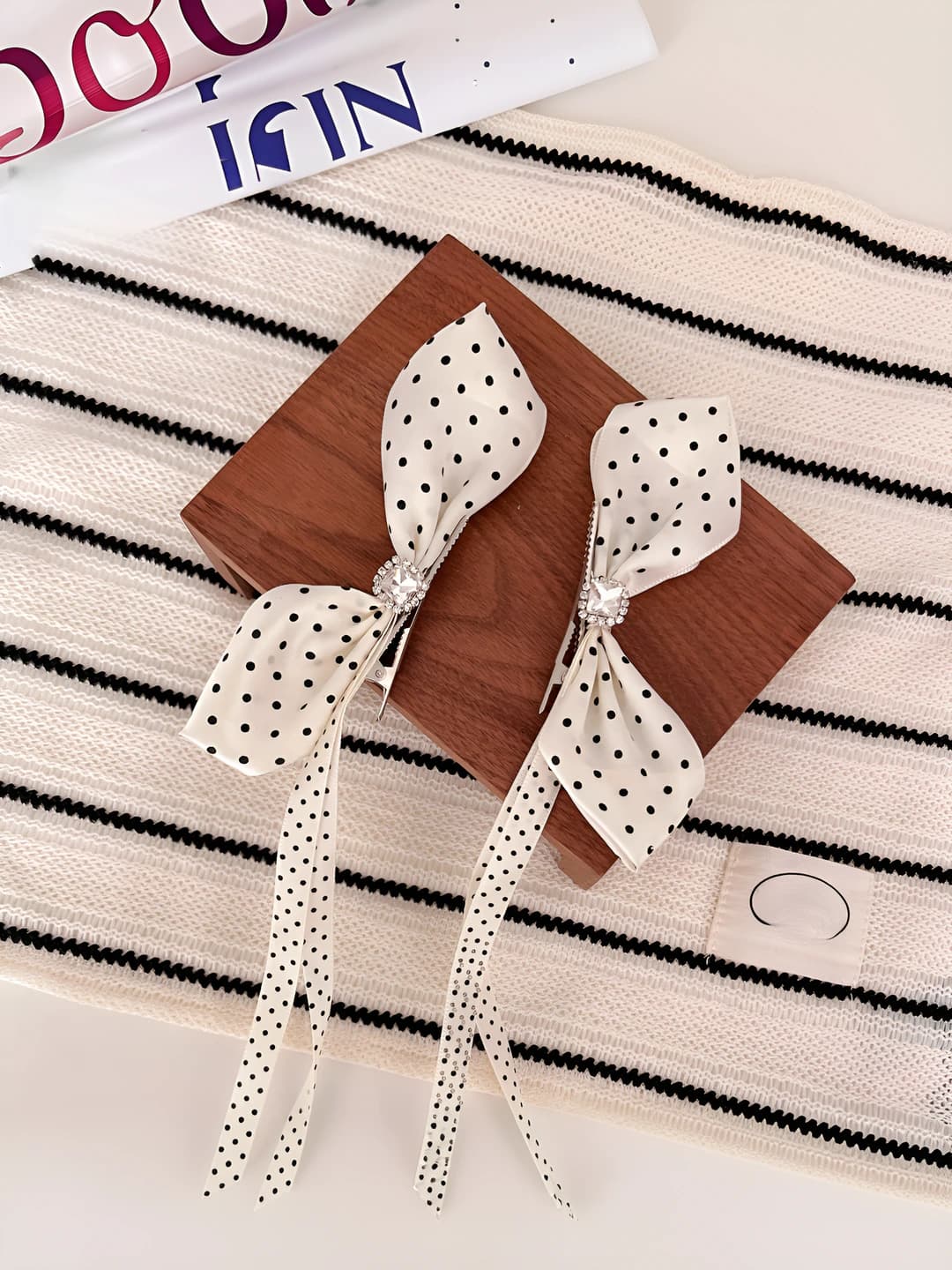 White polka dot ribbon clips (2 pcs)