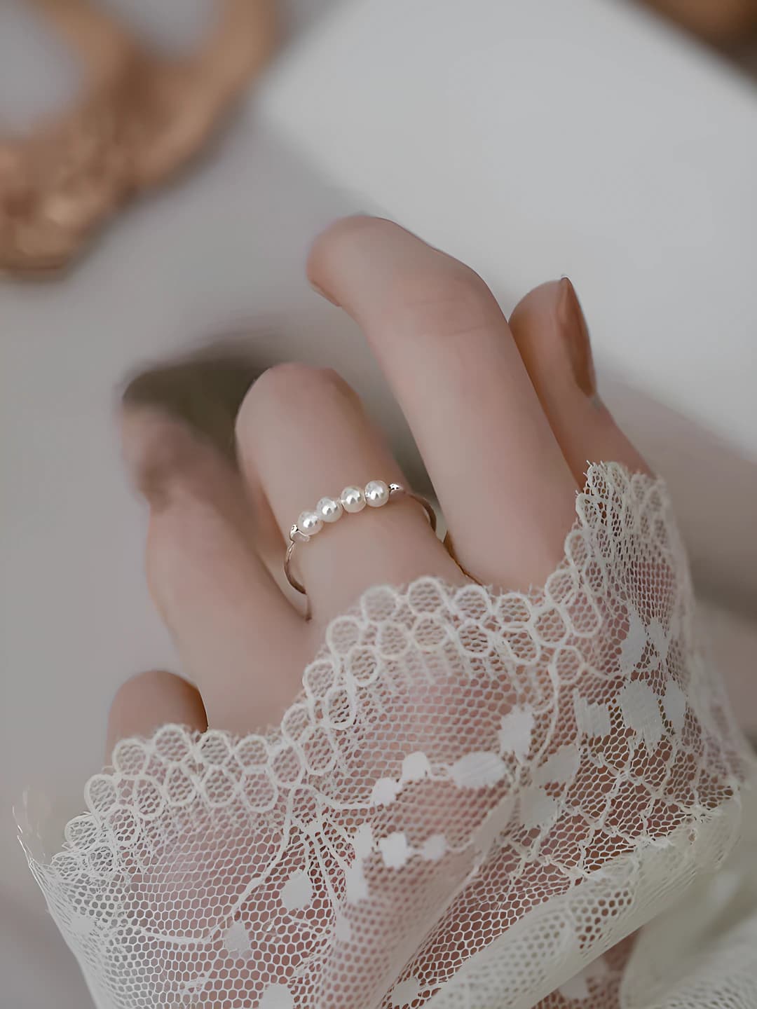Silver-white pearl ring