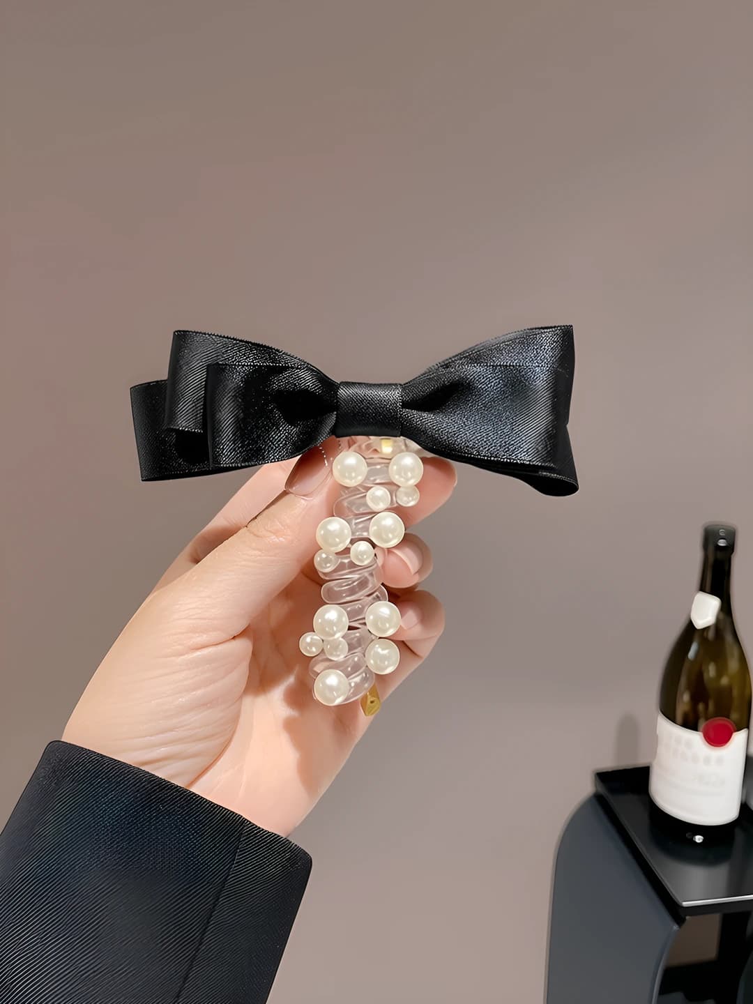 Black 3-layer bow, white pearls