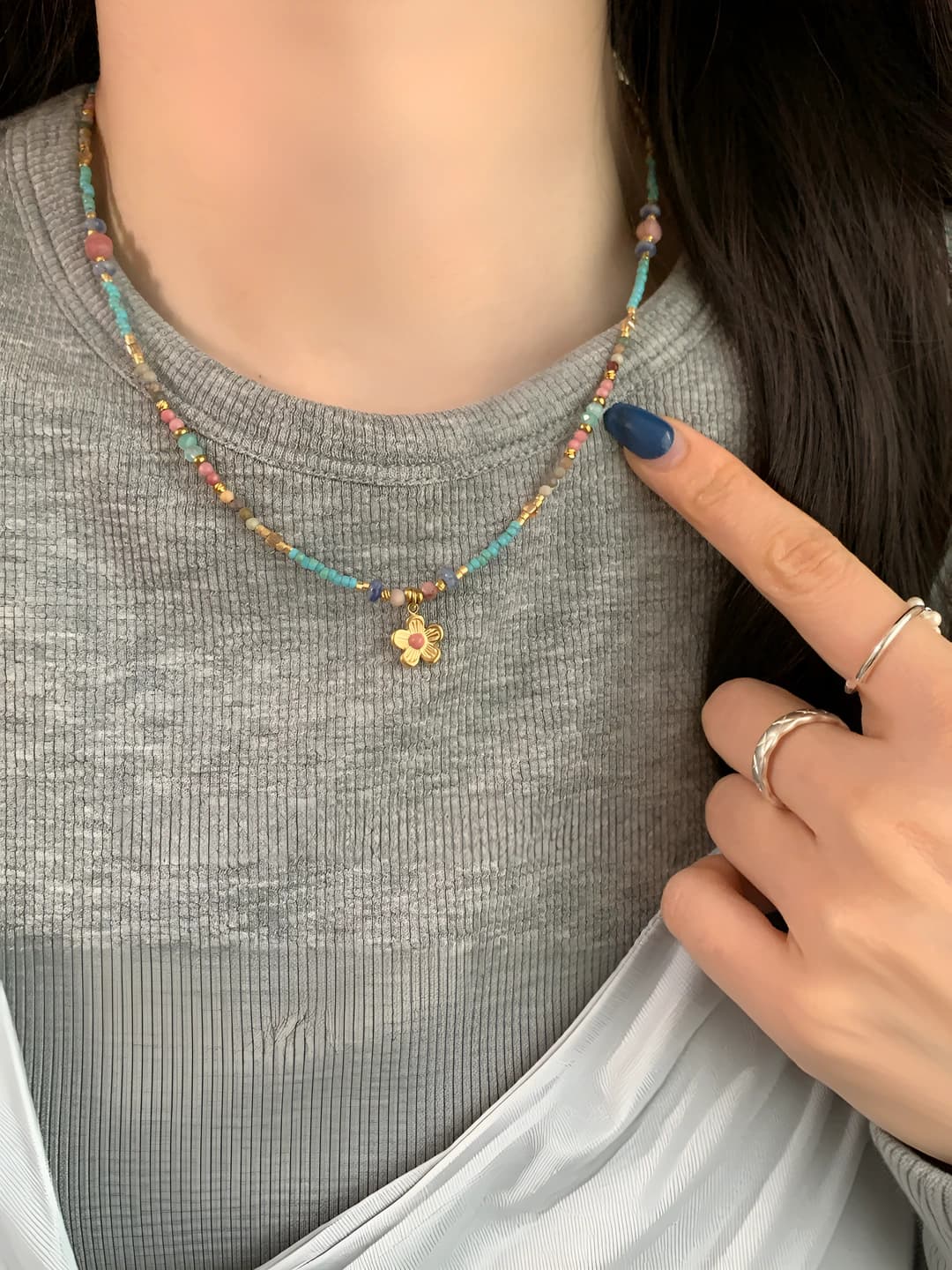 Ayollar uchun g'isht munchoqlar va gullar osib qo'yilgan retro etnik uslubdagi qulf bo'g'ini zanjiri