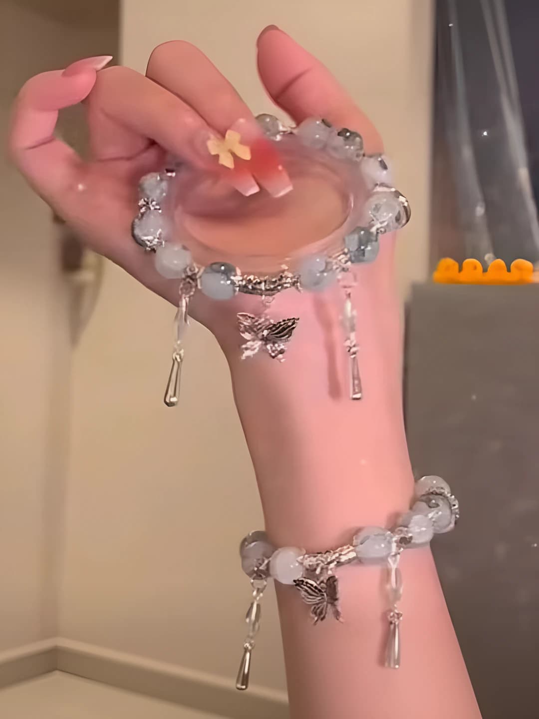 Дымчато-водяной браслет с бабочкой