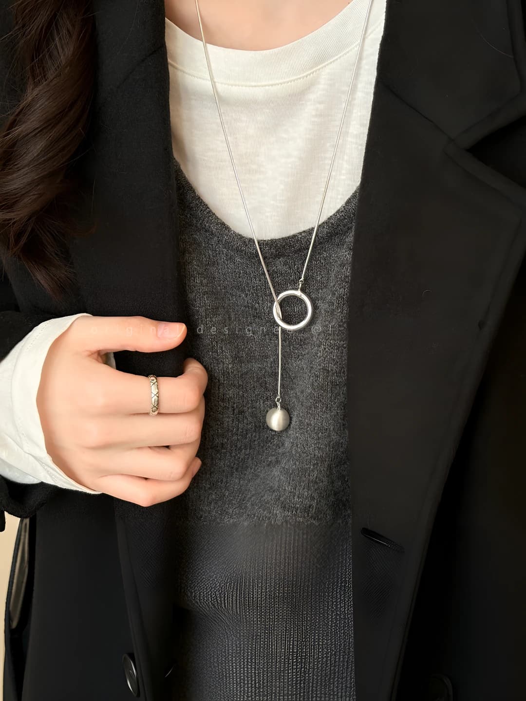 Women's adjustable chain necklace with silver brushed round pendant, 2026 autumn-winter, for sweater, simple and luxurious style