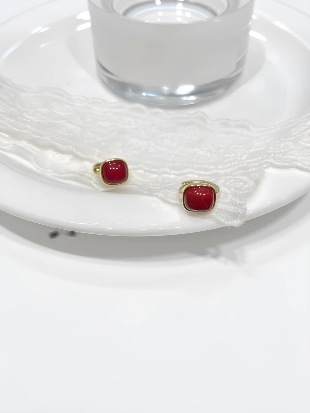 Qizil marvarid kvadrat quloqqaq