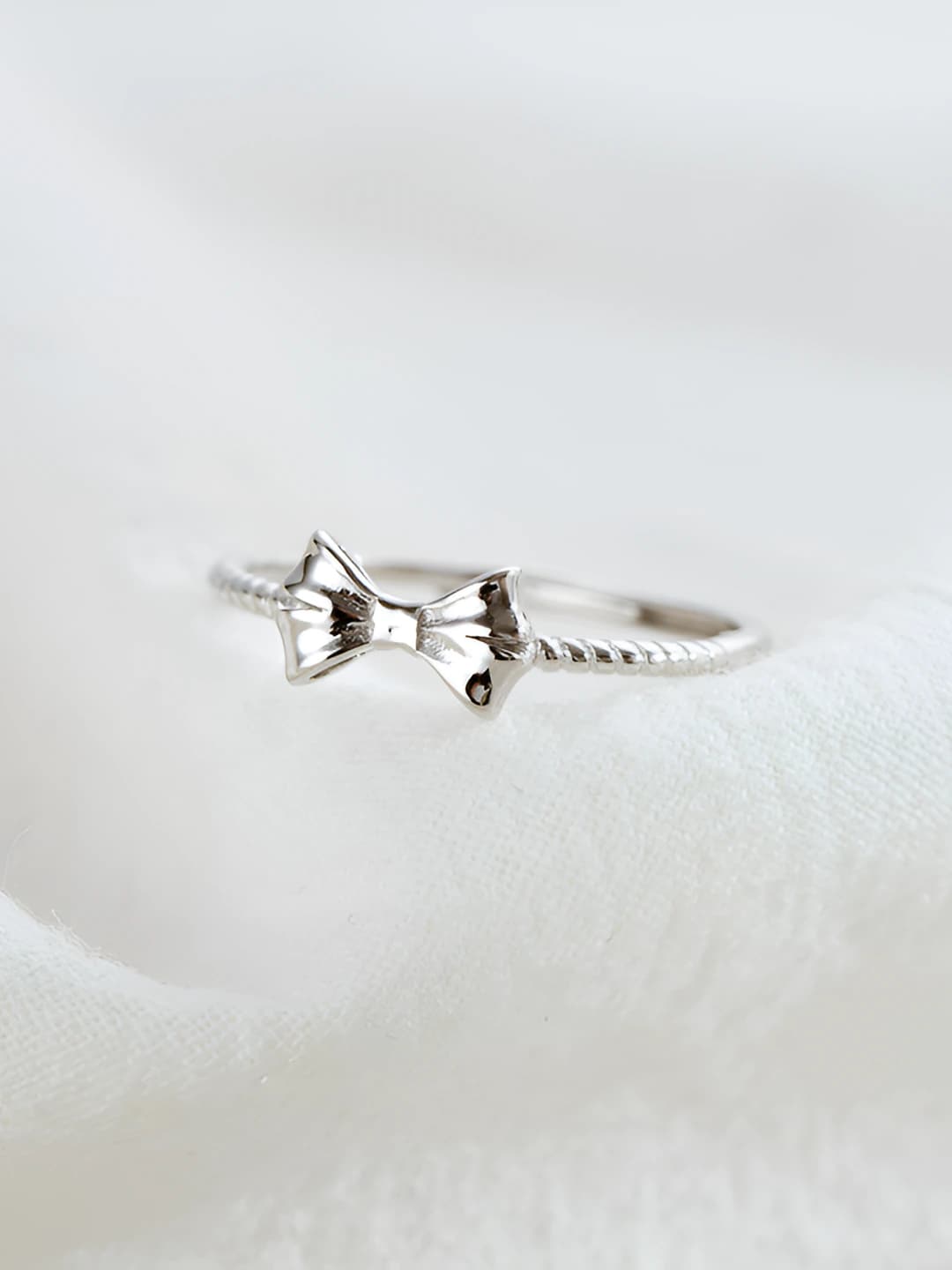 Glossy silver, bow ring