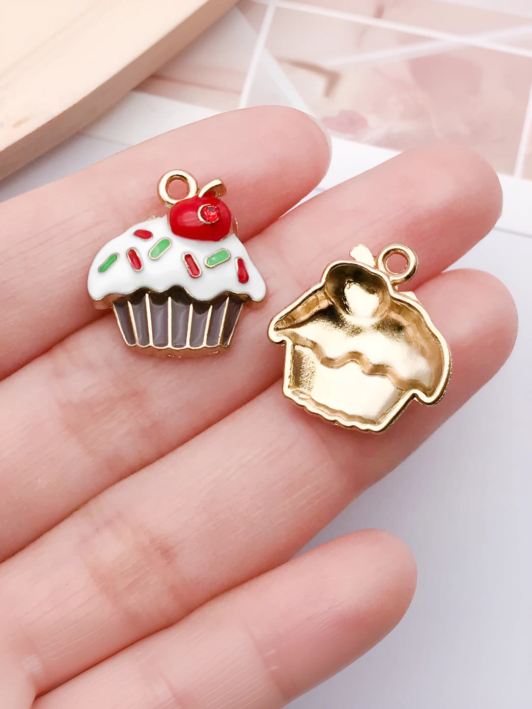 1 pc coffee-white apple cake 19x18x6mm-1.8g