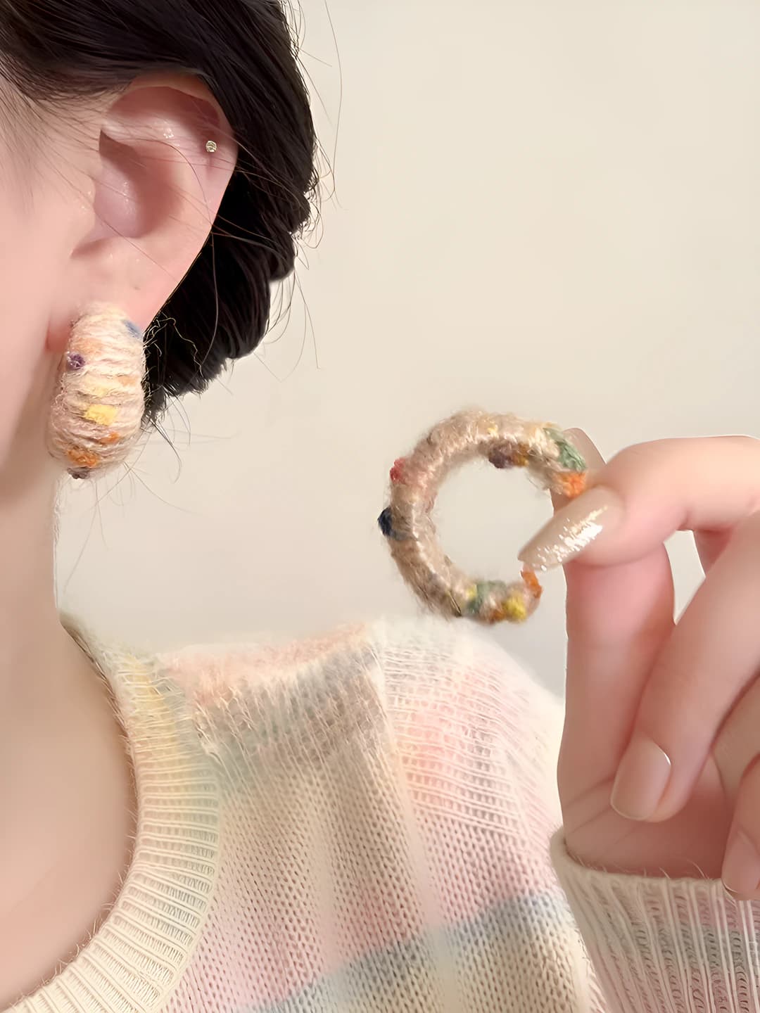 C-shape yarn stud