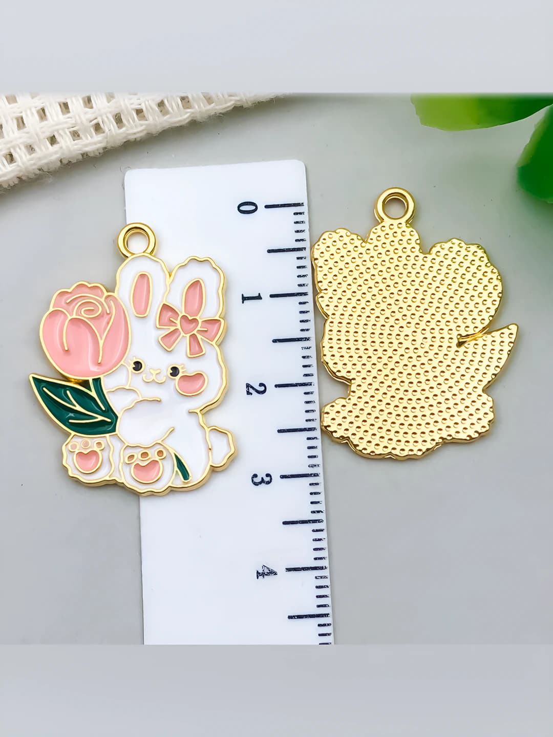 1 pc white pink rose rabbit 30x22mm-3.15g