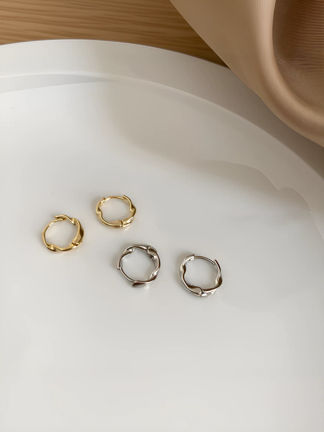 Ayollar uchun retro geometrik burilgan halqa ziraklar, kundalik uslubdagi metall dizayn elementi