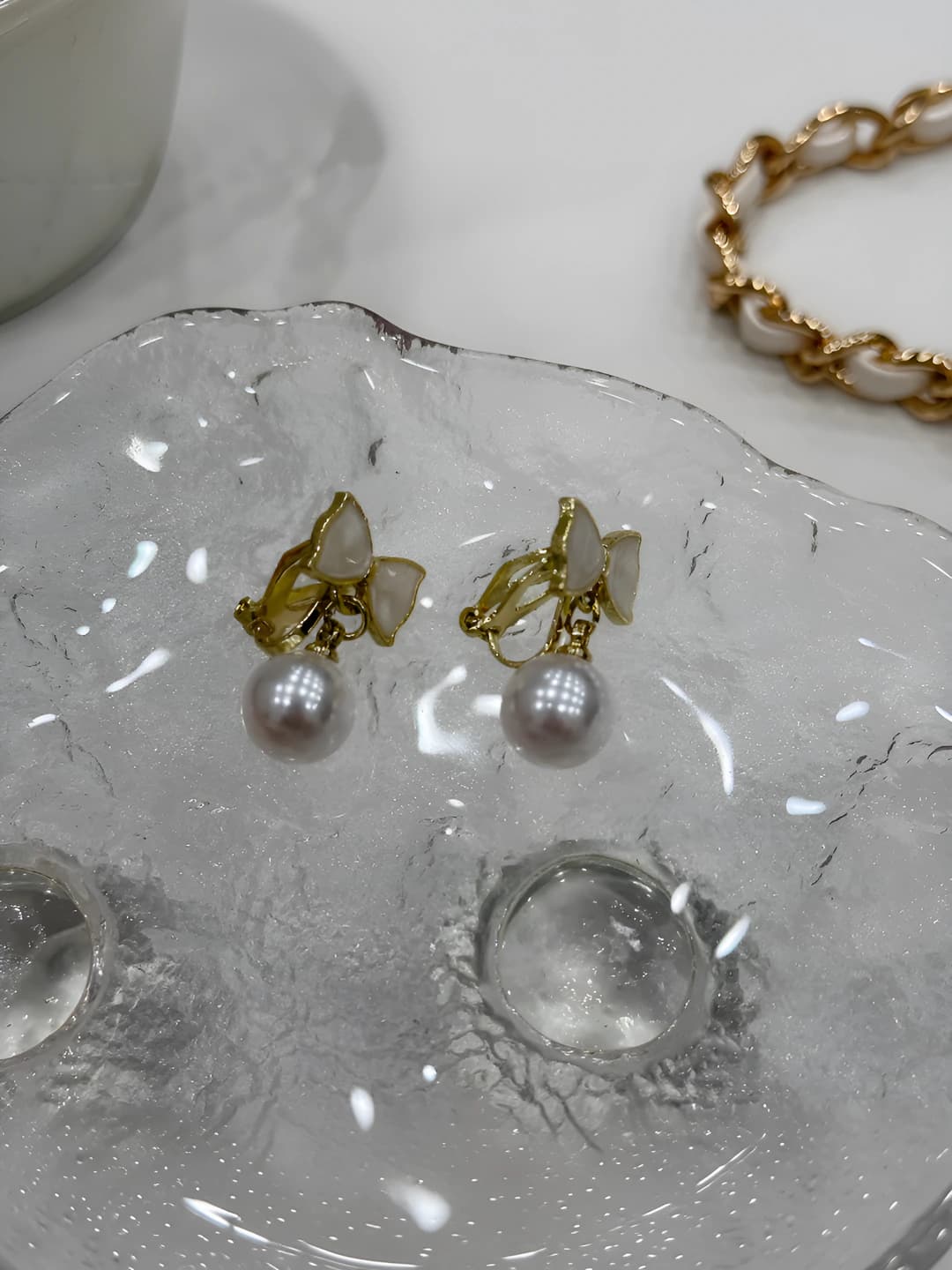 Pearl bow ear clips