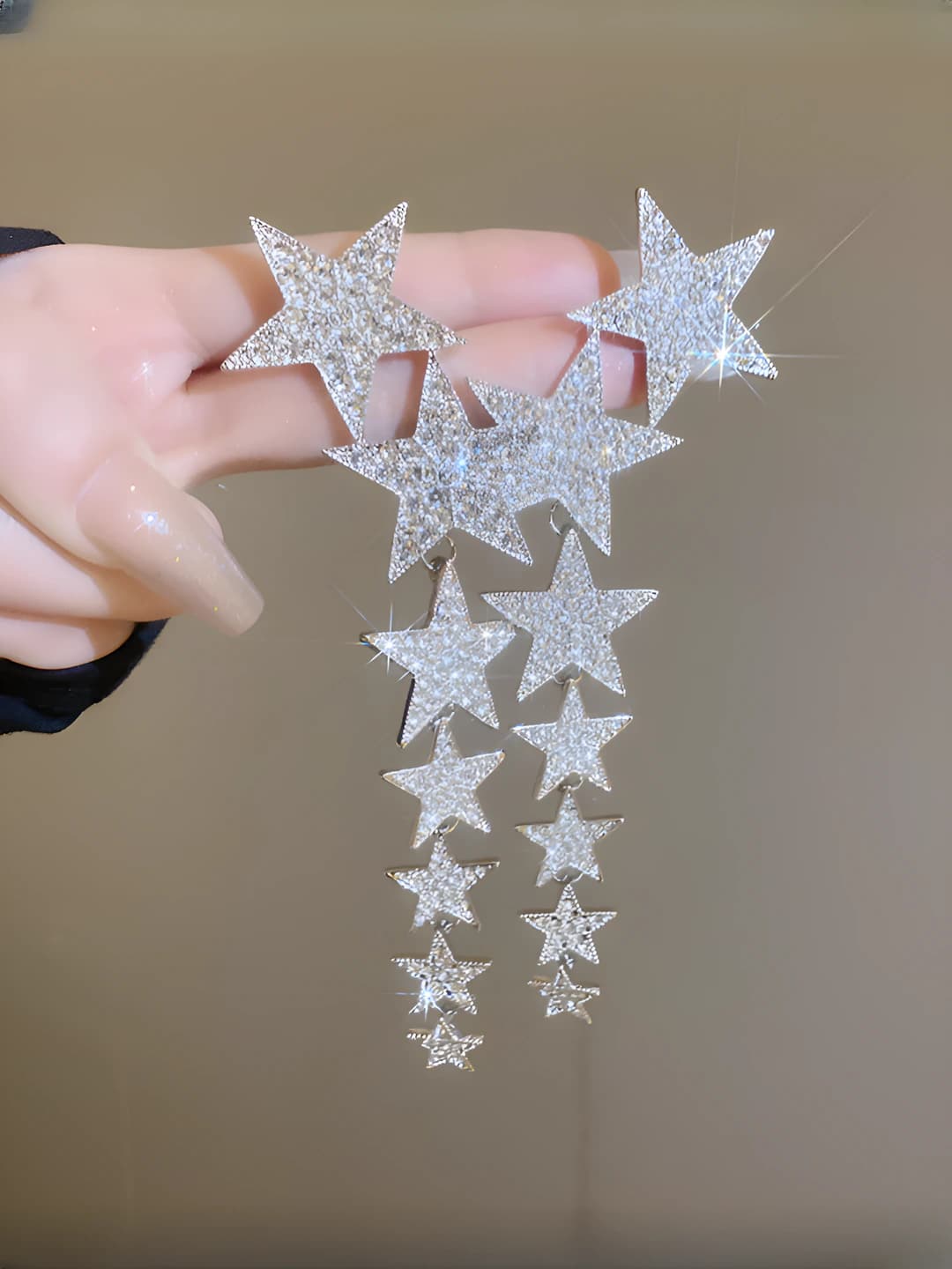 Ayollar uchun uzun, metallik, brilyantli besh burchakli yulduz shaklidagi dangle star earrings