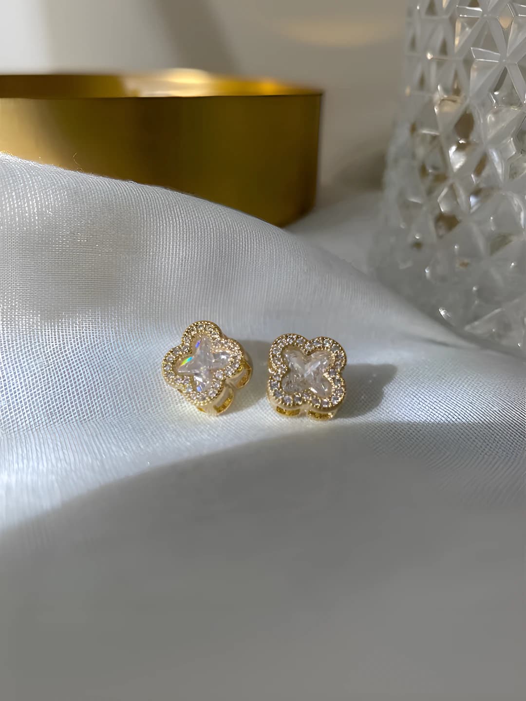 White zircon four-leaf clover