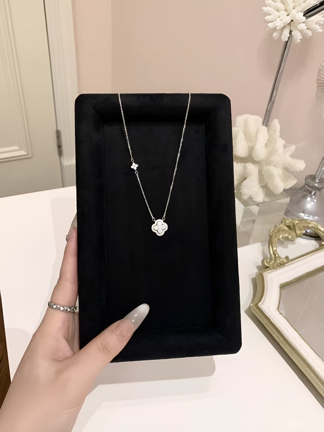 Women's four-leaf clover pendant necklace, white brass, casual style