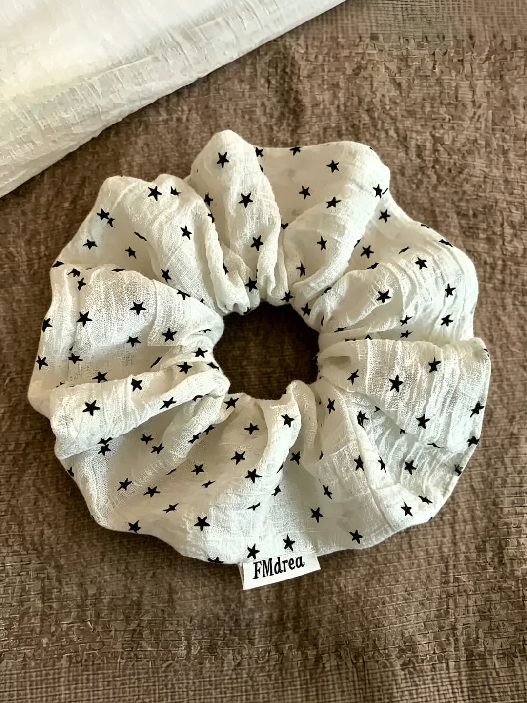 Белая атласная лента со звездой, чёрный