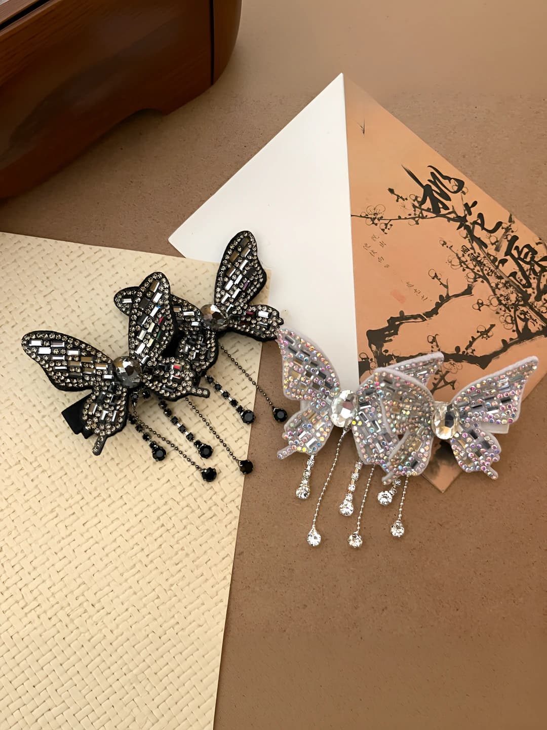 Women's butterfly-shaped rhinestone hair clip made of acrylic