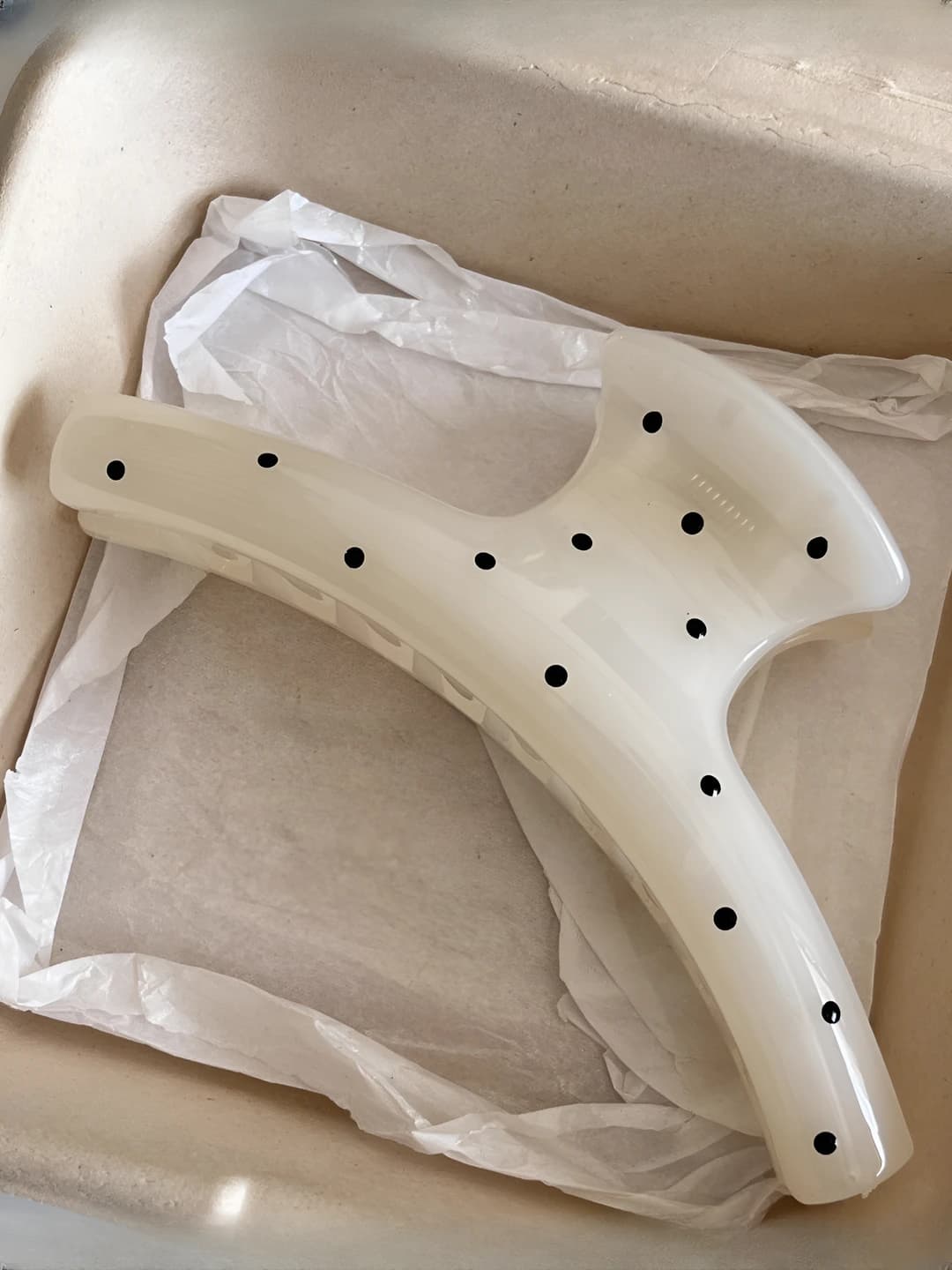 White polka dot claw clip - 11 cm