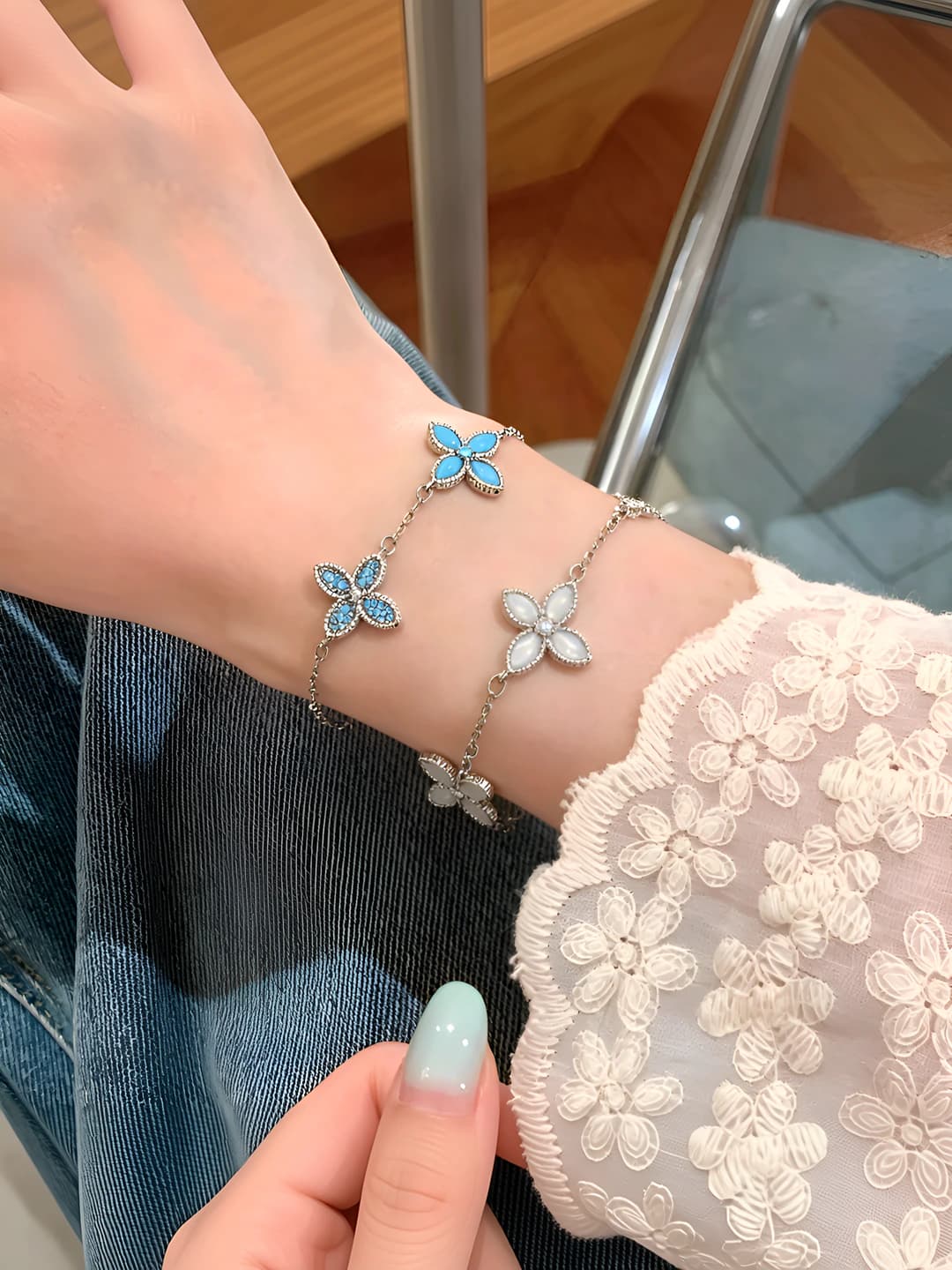 Women's bracelet with zircon, floral design, gold plating, in light luxury style