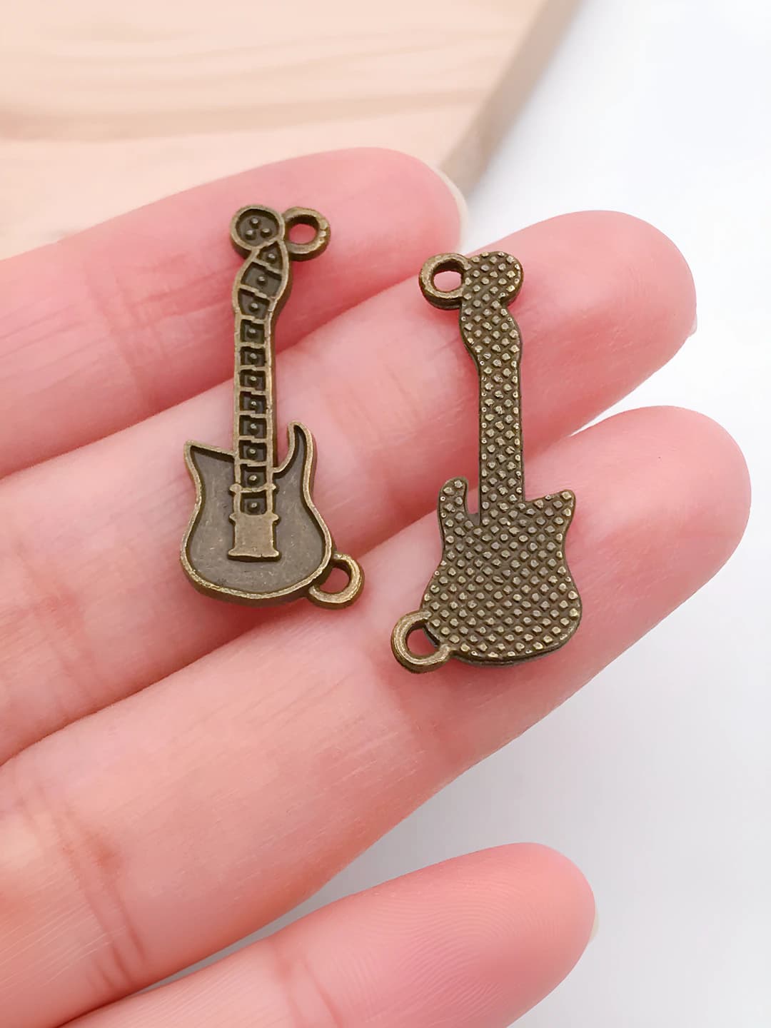 Guitar 26x11mm-1.1g