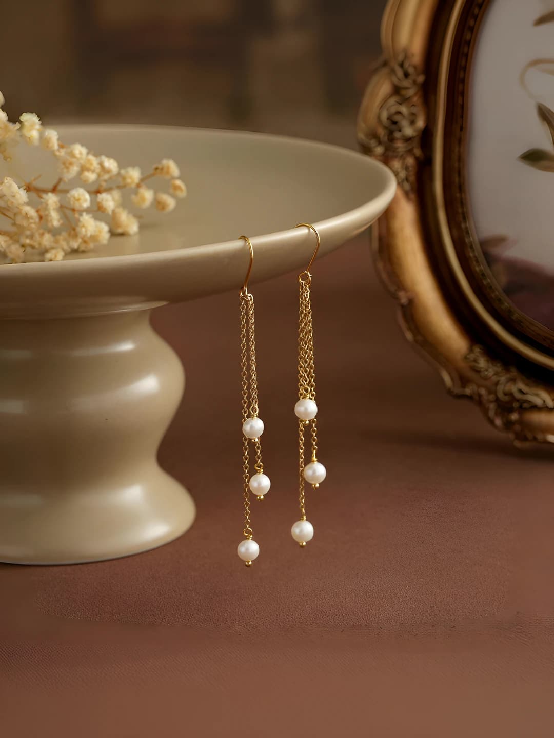 Women's long chain dangle earrings made of natural freshwater pearls, French style, tassel design