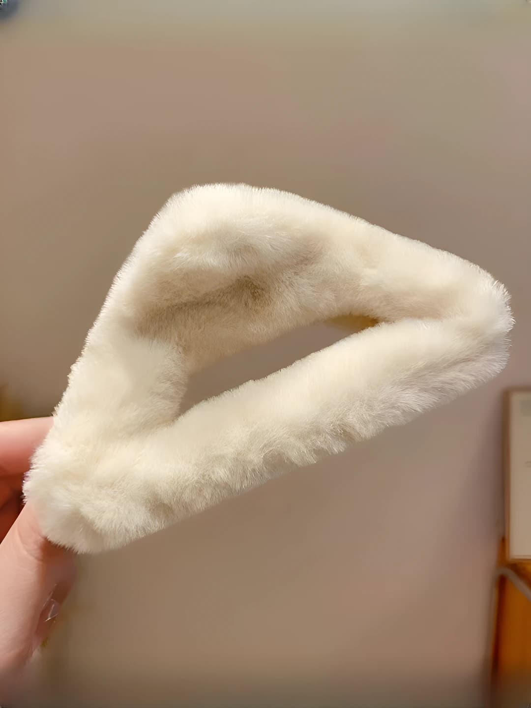 Fuzzy white triangle clip-12cm