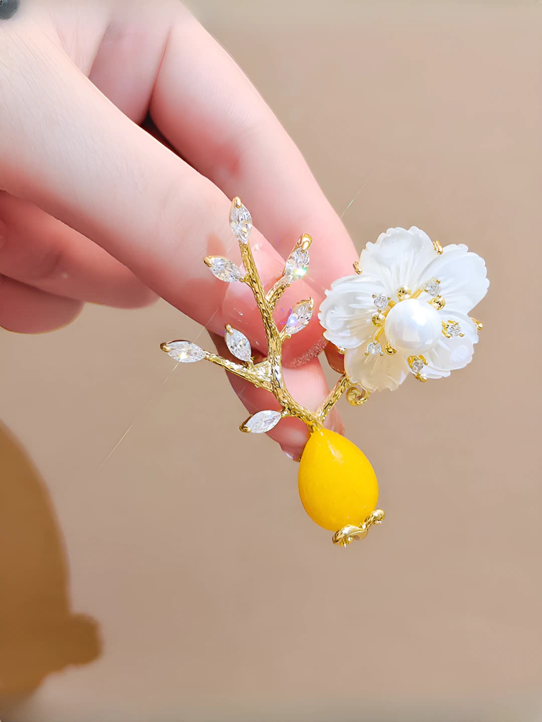 Women's flower brooch: elegant, cute and multi-functional accessory