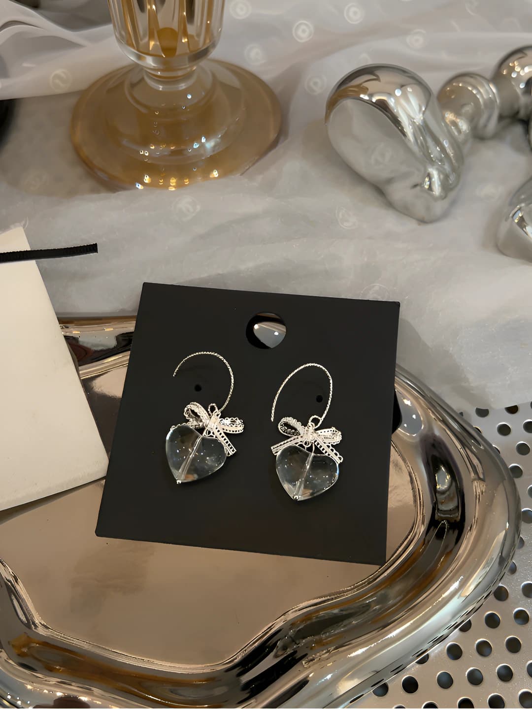 Women's earrings with artistic design, light luxury style, simple and small, bow-shaped with heart and butterfly elements, made of alloy and steel, with electroplating