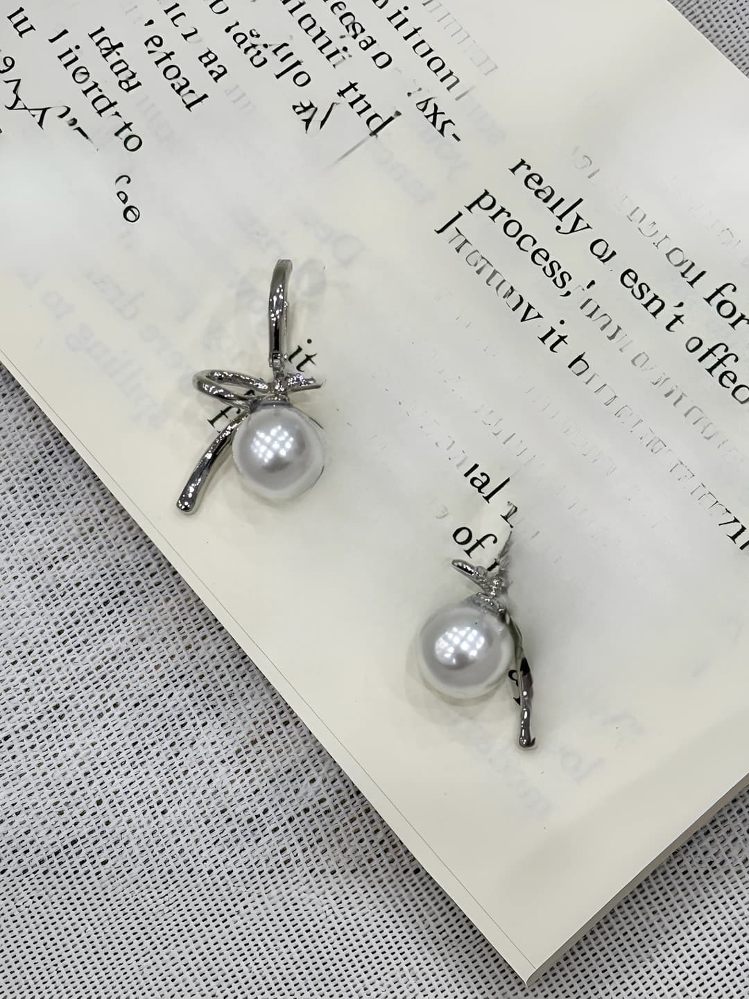 Pearl bow stud earrings