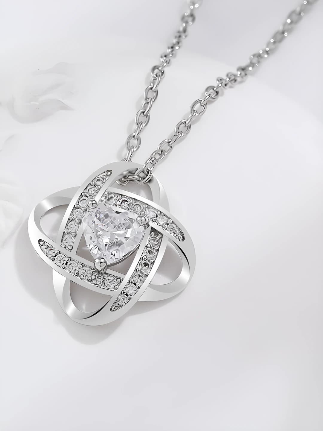 Q024 White gold white diamond necklace