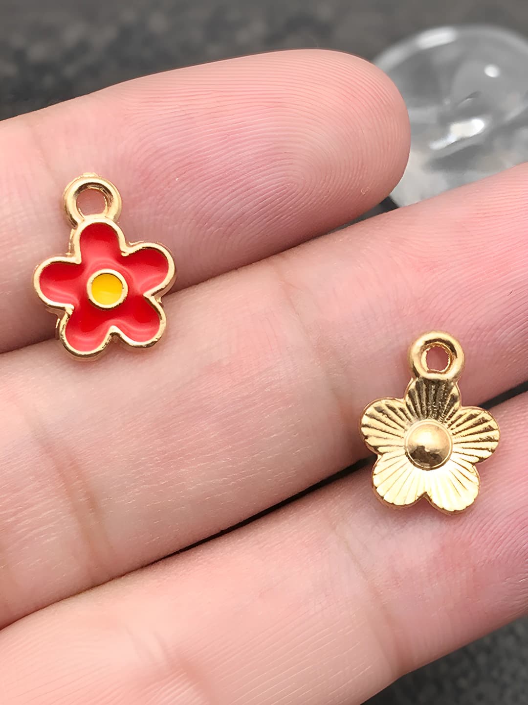 1 ta kichik qizil xrizantema 10x13mm-0.5g