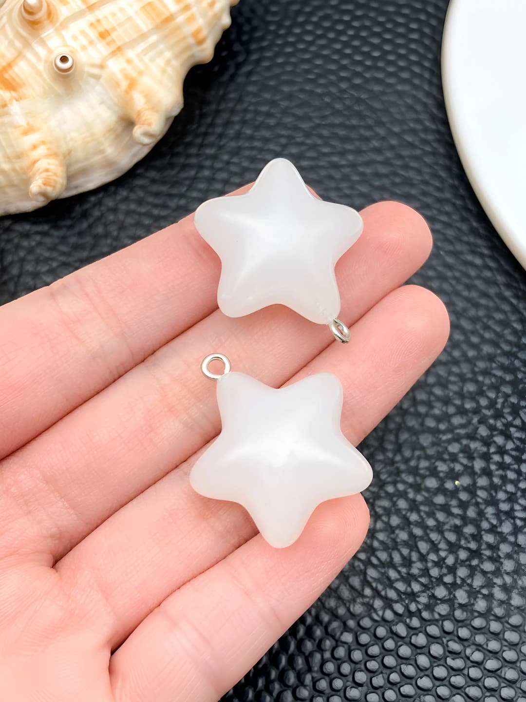 1 pc White resin glow-in-the-dark star 27x23x13mm-3.5g