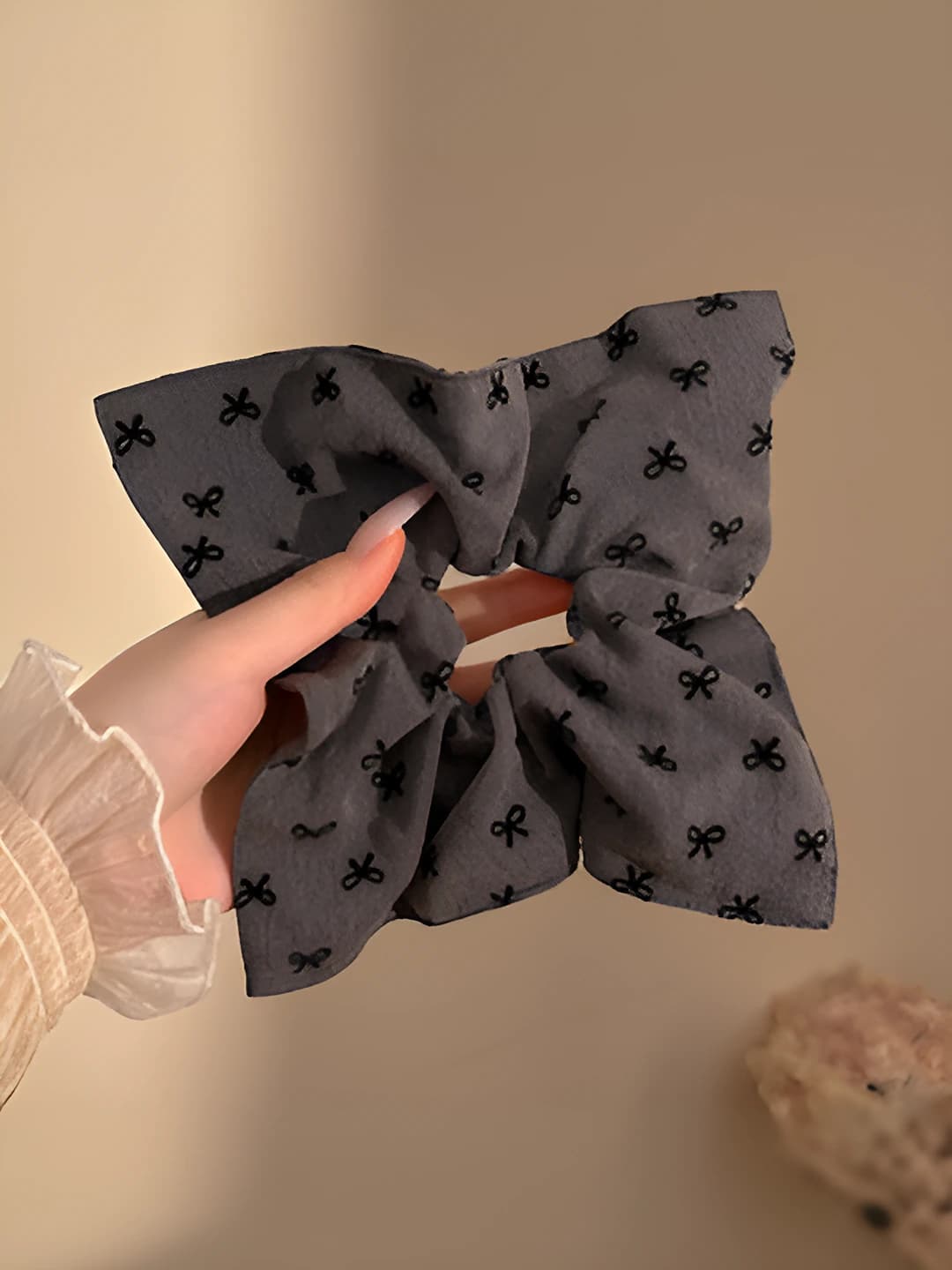 1# Grey bow square
