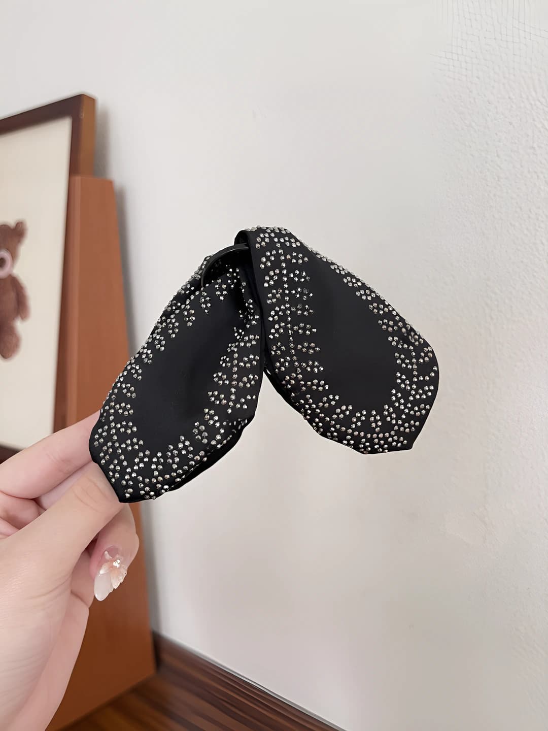 Ayollar uchun soch toʻgʻnagʻichlari va taroqlar: retro uslubdagi qora akril soch toʻgʻnagʻich (shark/claw clip), katta oʻlchamli, qoʻlda ishlangan, buqadon dizayn elementi bilan