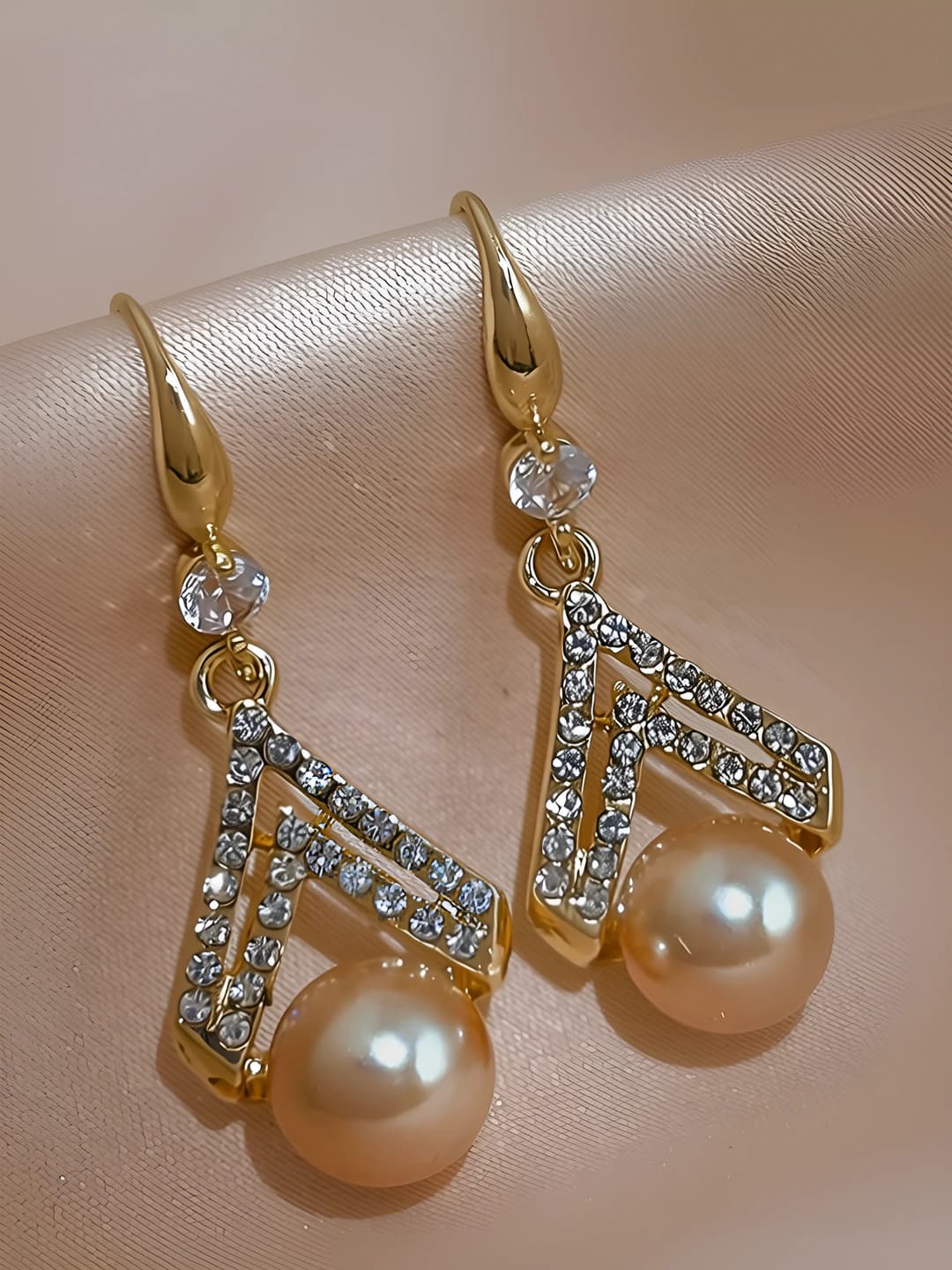 Women's retro style earrings with geometric design, crystals and faux pearls made of alloy