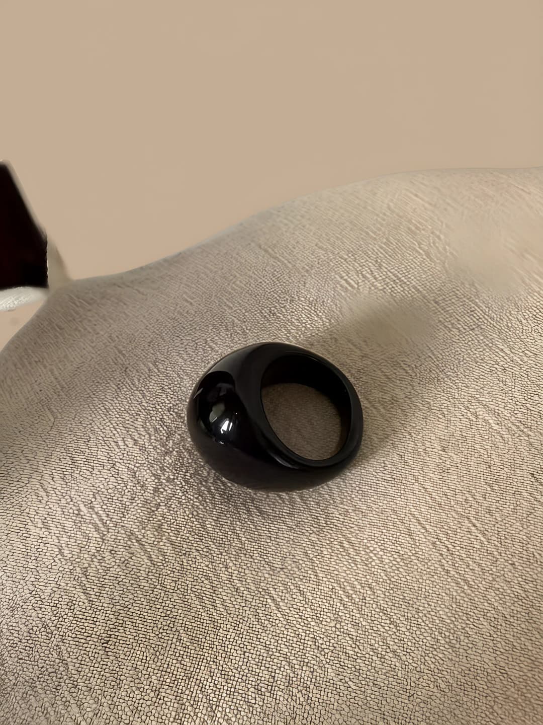 Black resin ring, US 8
