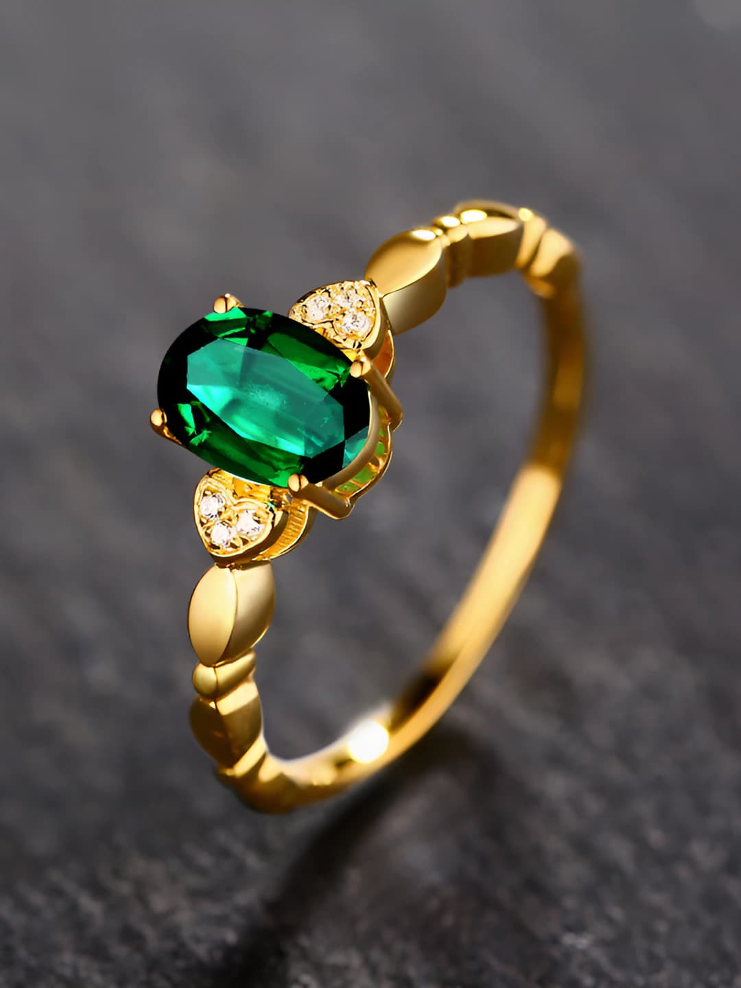 Ayollar uchun retro uslubdagi emerald rangli toshli 4 tishli yurak shaklidagi oltin rangli uzuk